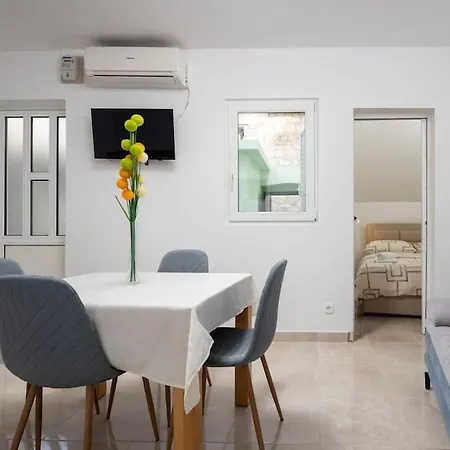 Appartement Lovely Ivana With Terrace Split